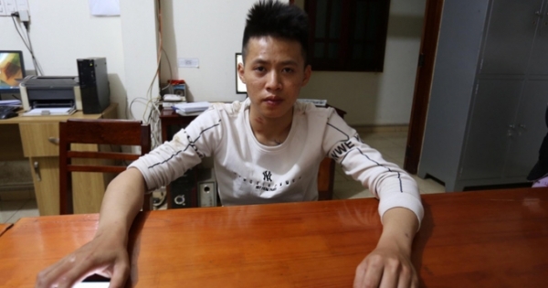 Không đội mũ bảo hiểm còn ném ớt bột trêu tức CSGT