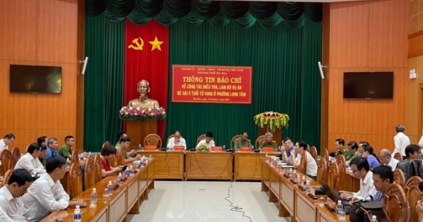 Vụ bé gái 5 tuổi bị hiếp dâm sát hại: Hung thủ cùng vợ ghé nhà nạn nhân thắp nhang?