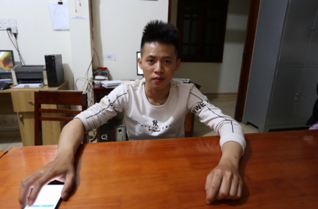 Không đội mũ bảo hiểm còn ném ớt bột trêu tức CSGT