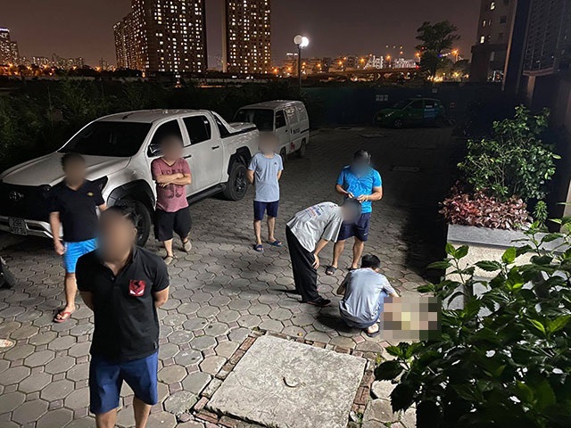 Khu vực cháu bé bị rơi xuống từ tầng 24 chung cư Xuân Mai Complex tối 19/4.