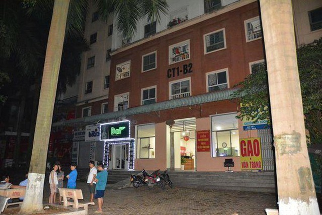 Ngày 18/6/2020, trong lúc ở nhà một mình, bé gái 6 tuổi trèo ra khu vực ban công rồi rơi từ tầng 14 của tòa nhà CT1-B2 xuống (Ảnh: CTV).