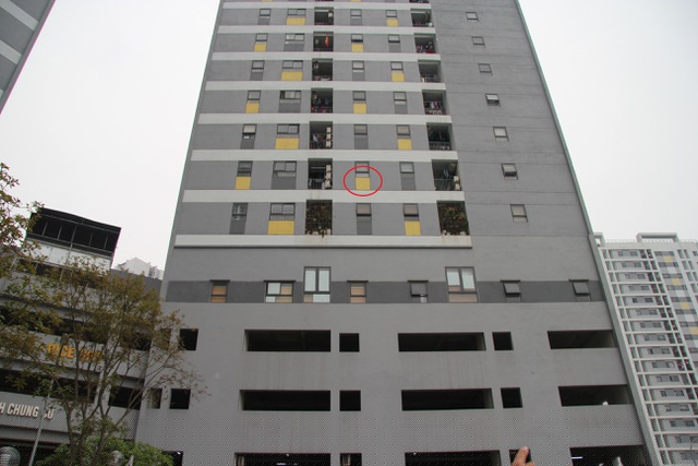 Khu vực cửa sổ căn phòng 306, tòa nhà Rice City - Khu đô thị Linh Đàm nơi bé trai trèo lên rồi ngã xuống sảnh (Ảnh: Nguyễn Trường).