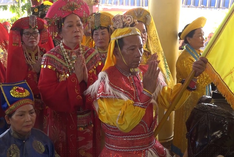  Các đoàn khách hành hương về dự lễ hội Am Chúa.