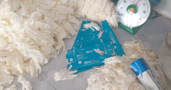 Liên tiếp đột kích, thu giữ hàng tấn găng tay "lậu" tại TP Hồ Chí Minh