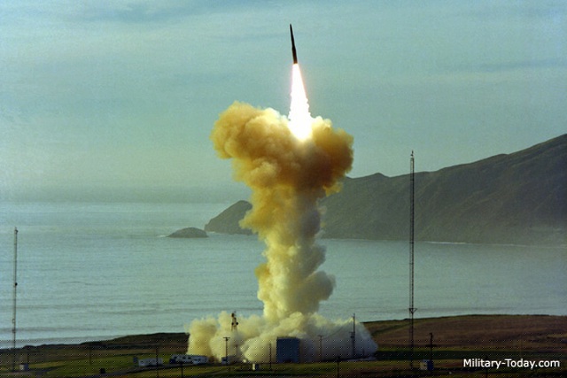 Tên lửa LGM-30 Minuteman III, một vũ khí trong bộ ba răn đe hạt nhân của Mỹ (Ảnh minh họa: Millitary Today).