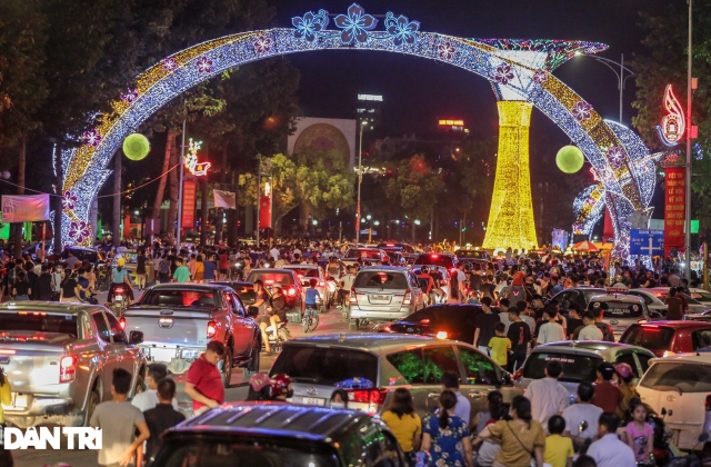 Hàng vạn người dân mãn nhãn với màn pháo hoa tầm cao dịp Giỗ Tổ Hùng Vương