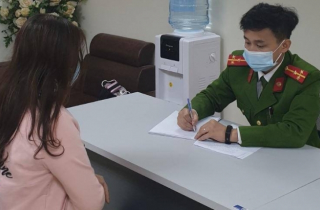 Nữ Giám đốc tặng quà Tết bằng...pháo hoa nổ