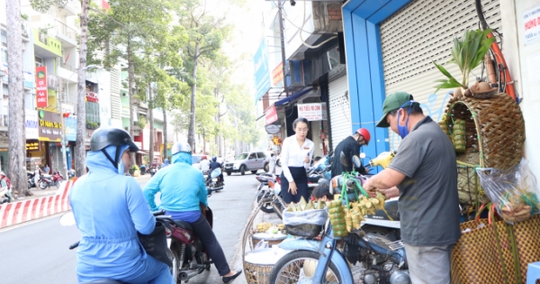 Người đàn ông hàng ngày đi từ Bến Tre lên Sài Gòn bán bánh suốt 30 năm