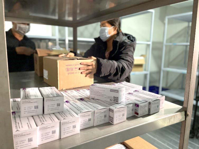 Nhân viên y tế kiểm tra nhãn vắcxin để bảo đảm đúng nhà sản xuất, đúng loại vắcxin. Kiểm tra hạn sử dụng của vắcxin để bảo đảm còn hạn sử dụng, bảo quản ở nhiệt độ 2 – 8 độ C, theo hướng dẫn của nhà sản xuất.