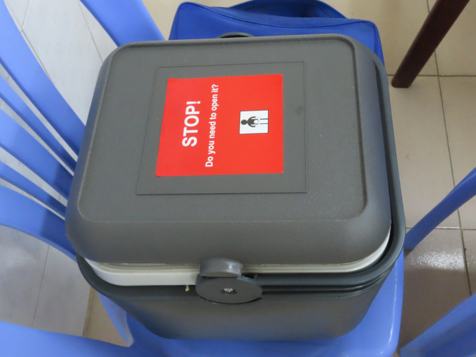 Vắc xin được bảo quản trong thùng cách nhiệt để đảm bảo nhiệt độ ổn định, nhằm giúp vắc xin tiêm chủng đạt kết quả cao nhất.