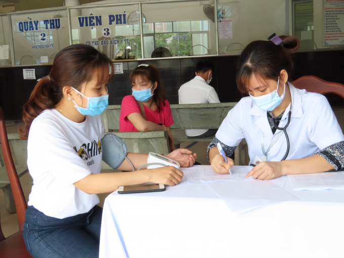 Dựa vào danh sách tiêm phòng, Bác sĩ tiến hành khám sàng lọc trước khi tiêm chủng vắcxin, thực hiện theo đúng quy định của Bộ Y tế. Người cần tiêm được các bác sĩ quan sát toàn trạng, đánh giá tình trạng sức khỏe hiện tại. Hỏi và ghi chép đầy đủ thông tin của đối tượng tiêm chủng về tiền sử bệnh tật, tiền sử dị ứng, tiền sử tiêm chủng trước đây.