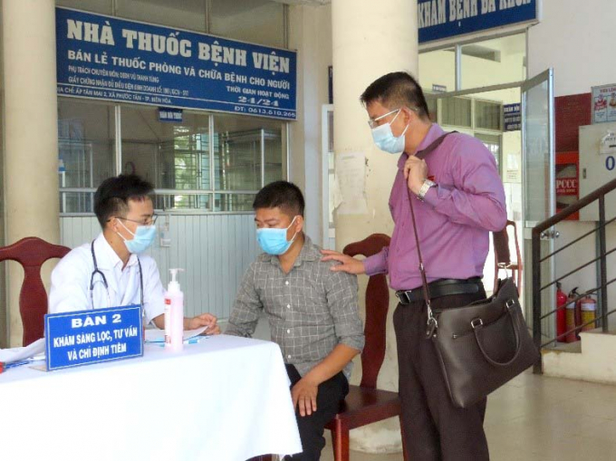 Trải qua nhiều mục sàng lọc quan trọng theo hướng dẫn của Bộ y tế về khám sàn lọc trước tiêm chủng. Trường hợp không đạt yêu cầu, tuỳ theo tình trạng của người cần tiêm theo từng mục, các bác sĩ sẽ có bước đánh giá nhằm quyết định không tiêm, trì hoãn tiêm hoặc một số trường hợp đặc biệt sẽ chuyển tiêm chung và theo dõi tại bệnh viện.