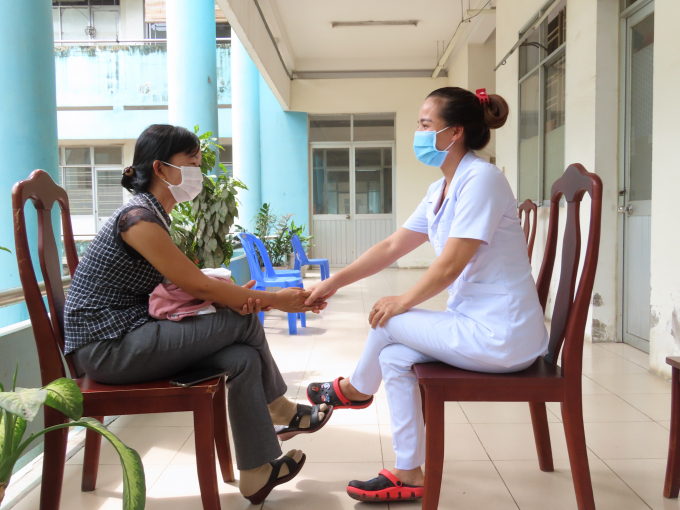 Người được tiêm được chuyển sang điểm theo dõi, giám sát tình hình sau tiêm.