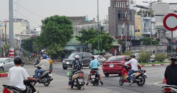 Ngày đầu đi làm, tài xế Gojek bị xử phạt vì băng qua đường ray có biển cấm