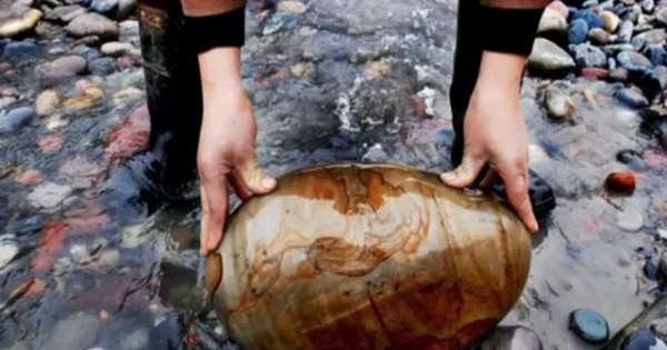 Ngôi làng ẩn chứa "báu vật", dân đổi đời nhờ nhặt đá dưới sông mang bán