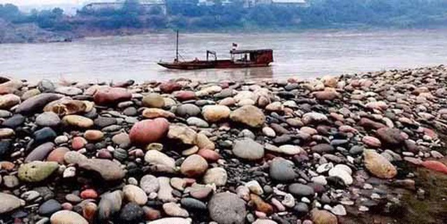 Bãi đá cuội trên sông. 