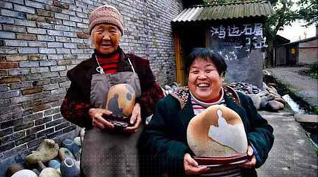 Nhà nào, cũng chất đá thành núi trong sân.