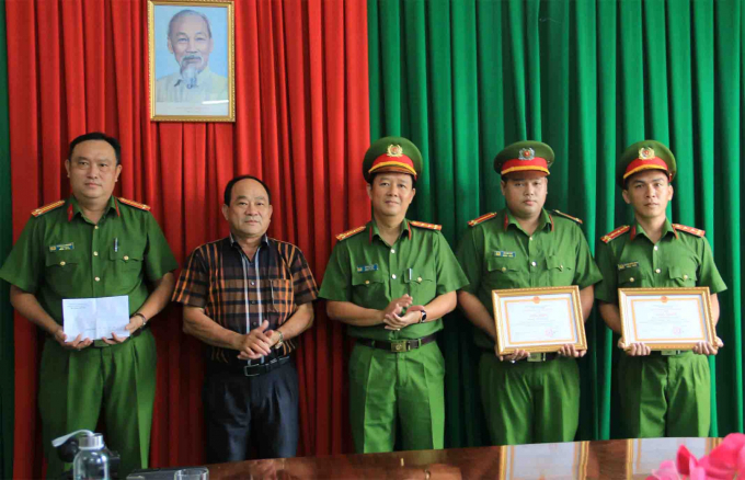 đại diện ch&iacute;nh quyền phường Mỹ H&ograve;a trao giấy khen v&agrave; tiền thưởng cho c&aacute;c c&aacute;c nh&acirc;n đạt th&agrave;nh t&iacute;ch