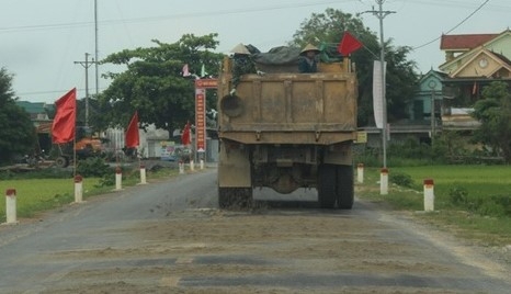 Dân phát hoảng khi đường vừa làm xong đã bong tróc, “lở loét”