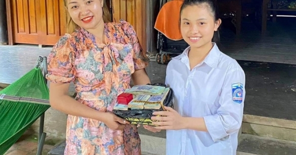 Nhặt được gần nửa tỷ đồng, nữ sinh đứng chờ người đánh rơi để trả lại