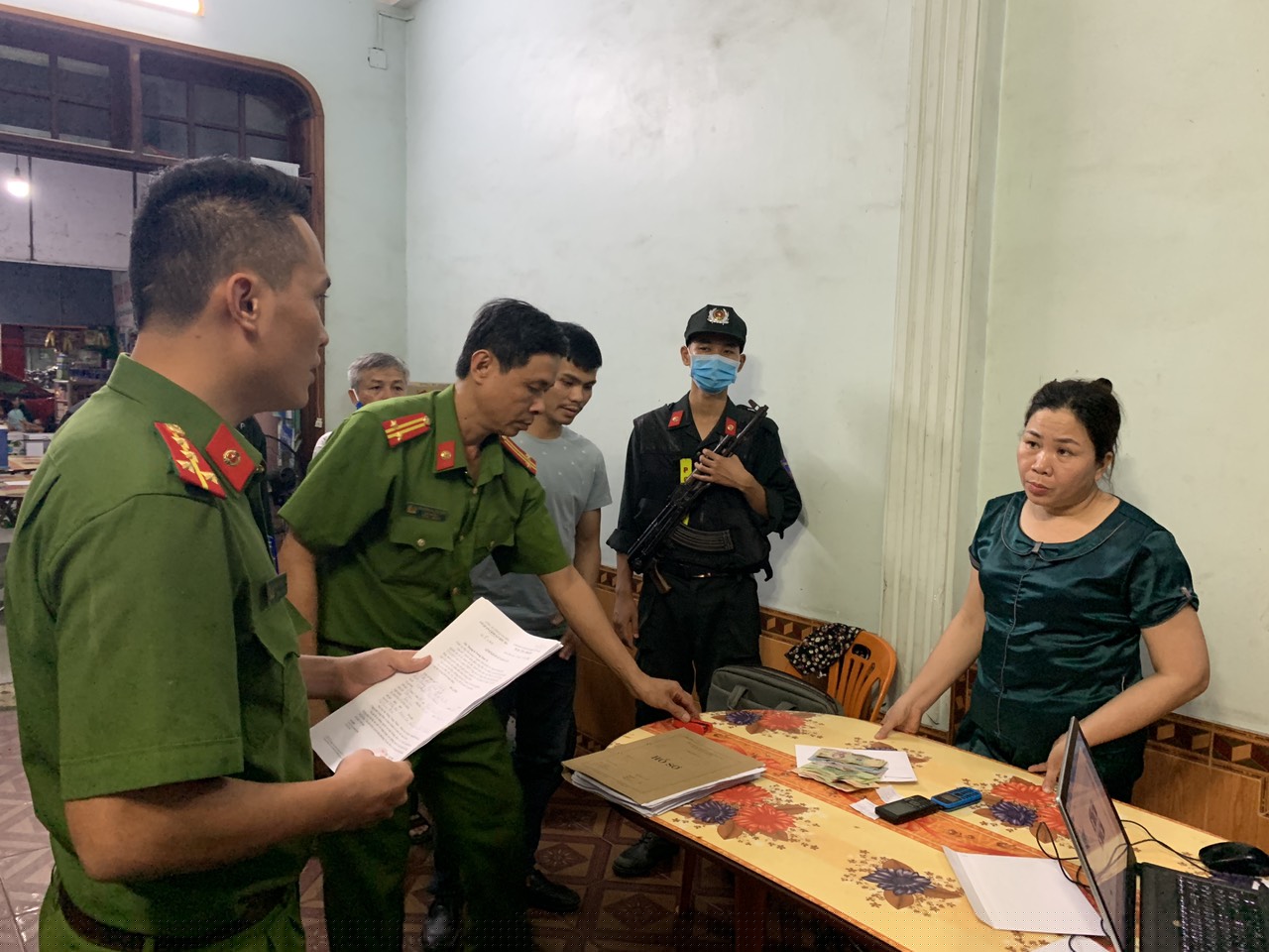 Cơ quan Cảnh sát điều tra Công an tỉnh thi hành lệnh khám xét khẩn cấp nơi ở của đối tượng Nguyễn Thị Thanh Hương .