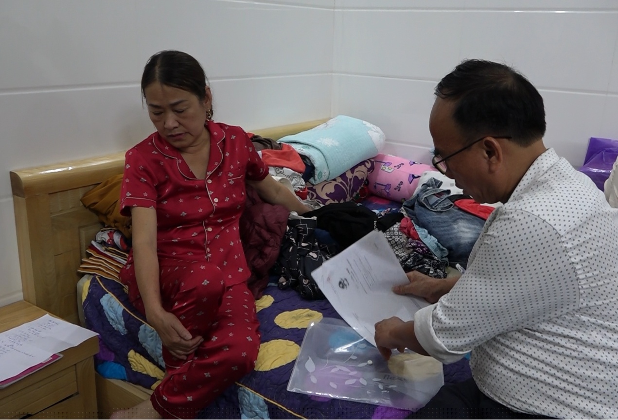 Lực lượng Công an khám xét nơi ở của đối tượng Nguyễn Thị Hường.