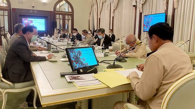 Bức ảnh chụp Thủ tướng Prayut không đeo khẩu trang trong cuộc họp (Ảnh: Facebook).