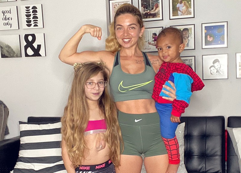 Cô bé Virsaviya Borun bên mẹ và em trai.  