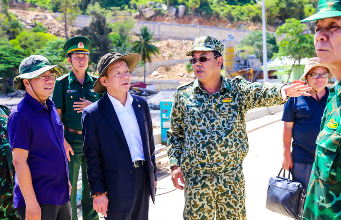 Ông Nguyễn Tiến Hải, Ủy viên BCH Trung ương Đảng, Chủ tịch HDDND tỉnh, Bí thư Tỉnh ủy, Bí thư Đảng ủy Quân sự tỉnh Cà Mau giới thiệu về tiềm năng, lợi thế của đảo Hòn Khoai với ông Đỗ Quang Hiển, Chủ tịch Tập đoàn T&amp;amp;T Group.