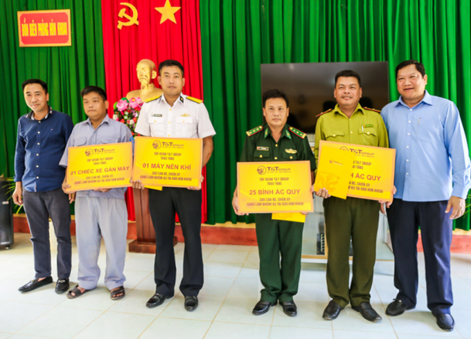 Lãnh đạo tỉnh Cà Mau và lãnh đạo Tập đoàn T&amp;amp;T Group tặng quà cho cán bộ chiến sỹ các lực lượng đang làm nhiệm vụ trên đảo Hòn Khoai.