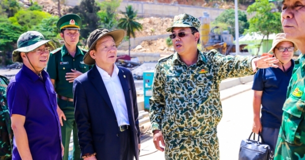 Lãnh đạo tỉnh Cà Mau và T&T Group thăm và tặng quà cán bộ chiến sỹ làm nhiệm vụ trên đảo Hòn Khoai