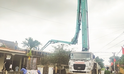 Hà Tĩnh: Gãy vòi bơm xe trộn bê tông, 2 người thương vong