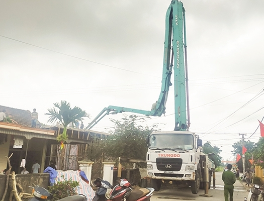 Hà Tĩnh: Gãy vòi bơm xe trộn bê tông, 2 người thương vong