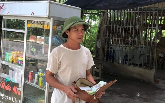 Nhặt được túi tiền khách quên, vợ chồng bán nước đăng facebok tìm người trả lại