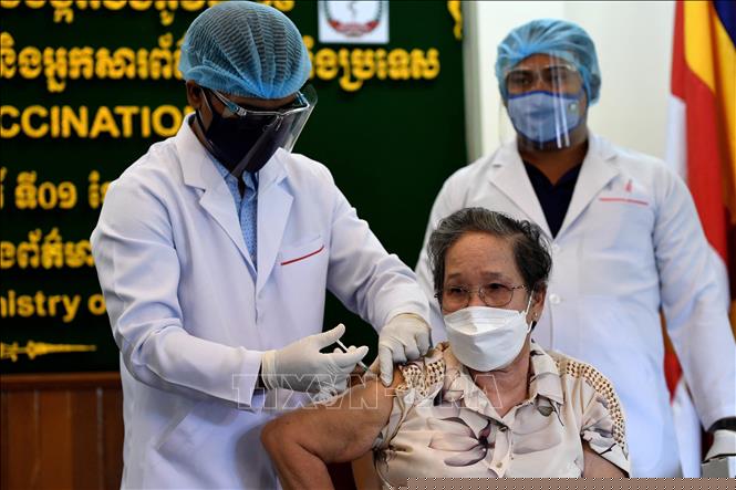 Tiêm vaccine ngừa COVID-19 cho người dân tại Phnom Penh, Campuchia. Ảnh: AFP/TTXVN