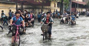 1.400 học sinh buộc nghỉ học vì doanh nghiệp xả thải bẩn gây ngập trường