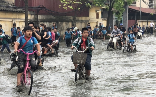 1.400 học sinh buộc nghỉ học vì doanh nghiệp xả thải bẩn gây ngập trường