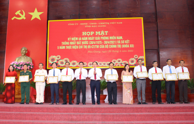 &Ocirc;ng L&ecirc; Tiến Ch&acirc;u (giữa), Ủy vi&ecirc;n Trung ương Đảng, B&iacute; thư Tỉnh ủy v&agrave; &ocirc;ng Trần Văn Huyến (thứ s&aacute;u từ tr&aacute;i qua), Ph&oacute; B&iacute; thư Thường trực Tỉnh ủy, Chủ tịch HĐND tỉnh, trao bằng khen của Chủ tịch UBND tỉnh cho đại diện 11 tập thể c&oacute; th&agrave;nh t&iacute;ch xuất sắc trong học tập v&agrave; l&agrave;m theo B&aacute;c giai đoạn 2016-2020. ảnh Trường Sơn