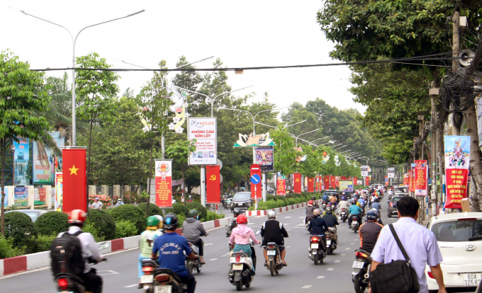 Rất nhiều người dân di chuyển trên các tuyến phố tuyến đường không khỏi cảm nhận được khí thế hào hùng của non sông đất nước cách đây 46 năm.