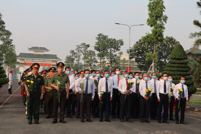 Nhân ngày kỷ niệm 46 năm Ngày Giải phóng hoàn toàn miền Nam, thống nhất đất nước, lãnh đạo tỉnh Đồng Nai và các đại biểu đã đến thắp hương hơn 4 ngàn mộ liệt sĩ đang yên nghỉ tại Nghĩa trang Liệt sĩ tỉnh.