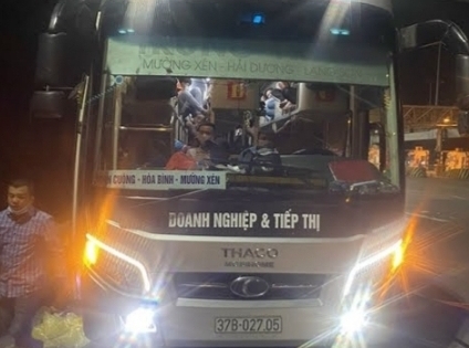 Xe khách 38 chỗ "nhồi nhét" gần 100 người giữa mùa dịch Covid-19