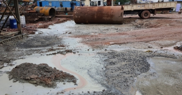 Quảng Ninh: Trạm trộn bê tông đổ chất thải nguy hại ra môi trường bị xử phạt 55 triệu đồng