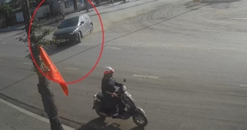 Clip: Khoảng khắc tài xế xe con ôm cua đâm bật gốc cây tại TP Cẩm Phả
