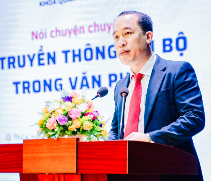 TS. Nguyễn Mạnh Cường, Trưởng khoa Khoa Quản trị văn phòng phát biểu tại chương trình nói chuyện chuyên đề.