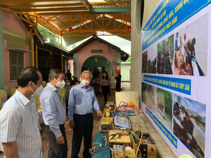 Lãnh đạo tỉnh tham quan khu trưng bày..