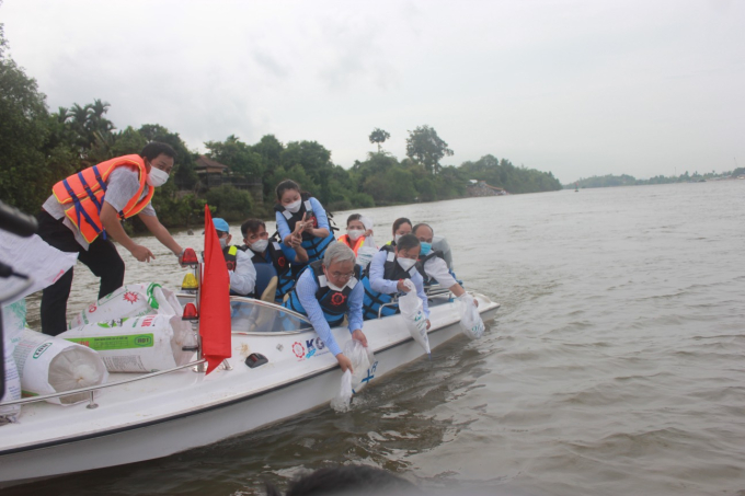 Lãnh đạo tỉnh thả cá phóng sinh.