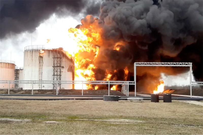 Kho dầu Nga bị tấn c&ocirc;ng, Moscow cảnh c&aacute;o Ukraine