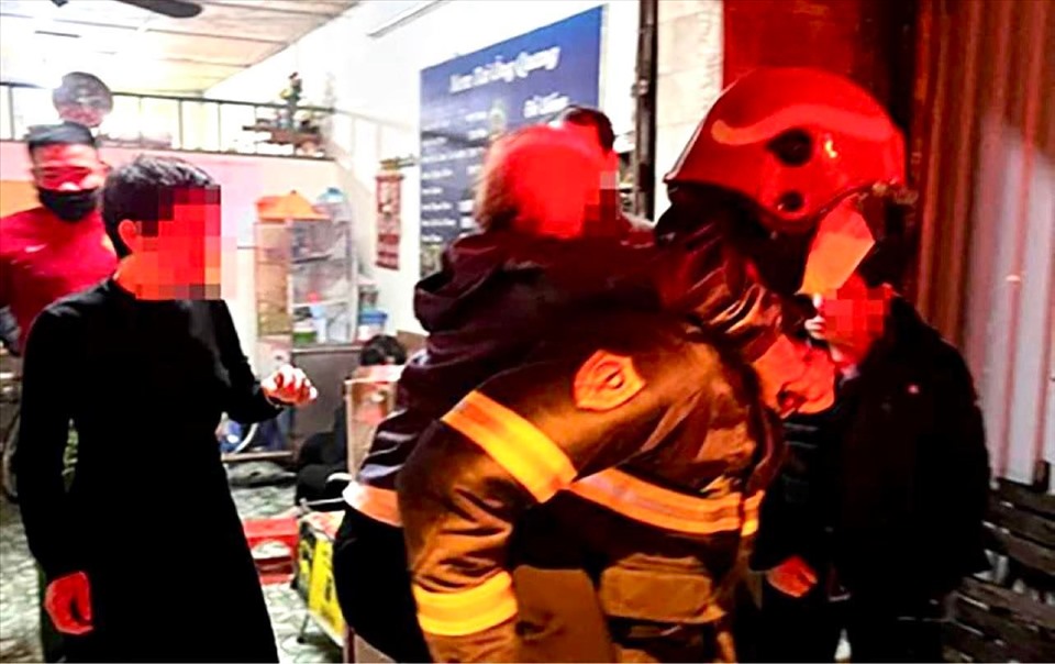 Lực lượng Cảnh s&aacute;t PCCC v&agrave; CNCH kịp thời cứu người từ đ&aacute;m ch&aacute;y tại quận Ho&agrave;n Kiếm, H&agrave; Nội. Ảnh: CACC