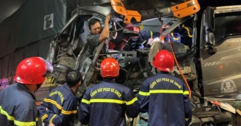 Video: Nghẹt thở giải cứu người đàn ông bị kẹt trong cabin xe tải bẹp dúm