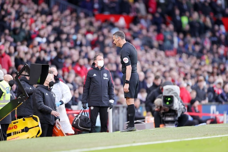 Trọng tài Andre Marriner xem lại pha va chạm giữa Iheanacho với Varane (Ảnh: Getty).